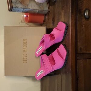 NIB/NWOT Steve Madden Voided Fuchsia Scuba Materiel Lug Heel Sandals